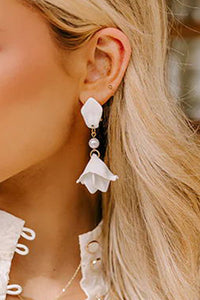 Chic and Heartfelt Flower Pearl Earrings