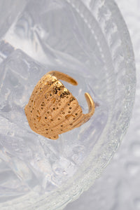 Fashionable and Luxurious Gold Shell Open Ring